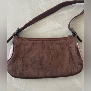 Vintage Bruno Magli
•russet colored
•Made in Italy
•Leather fabric handbag